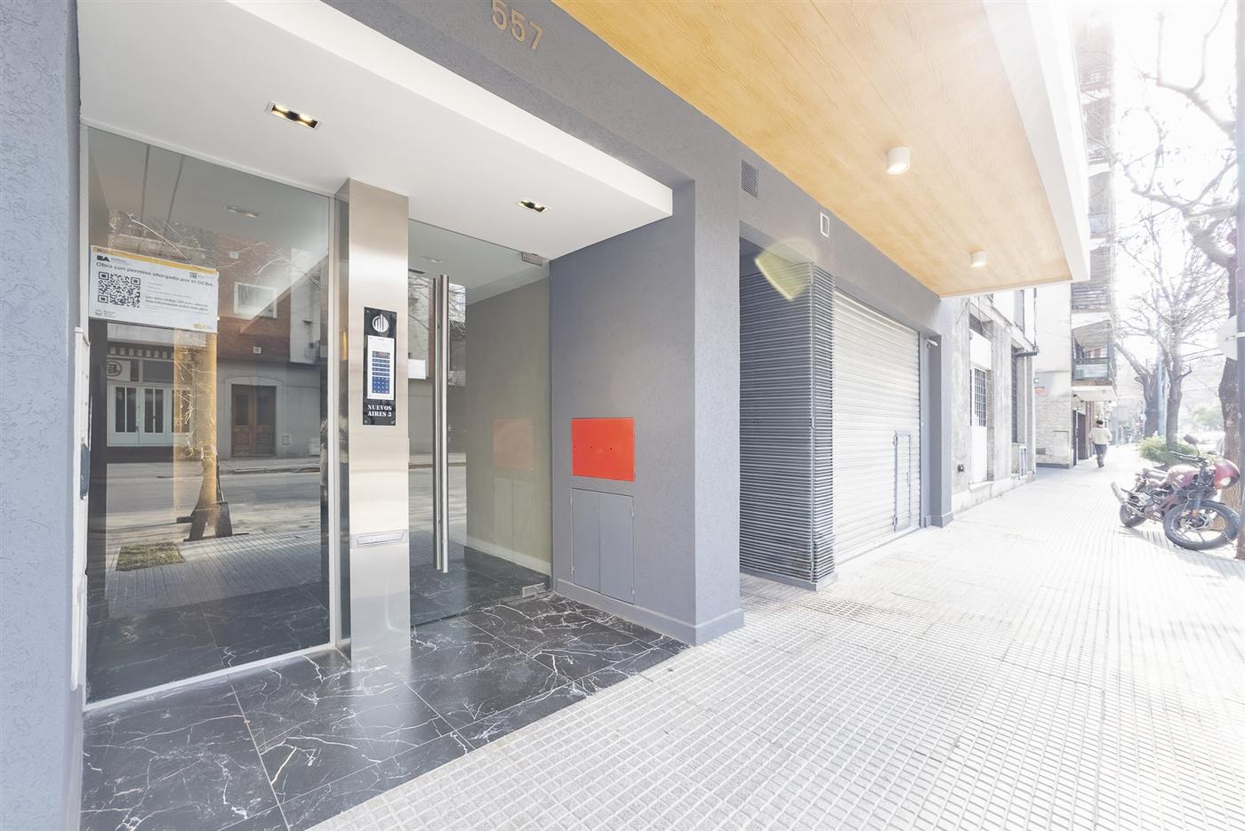 Fachada del edificio, Riglos 557