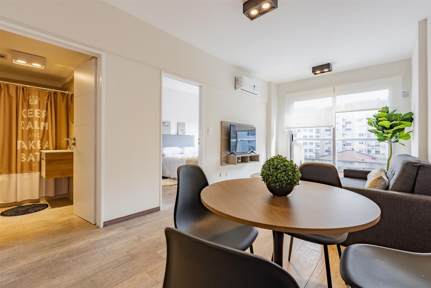 Living con TV y comedor